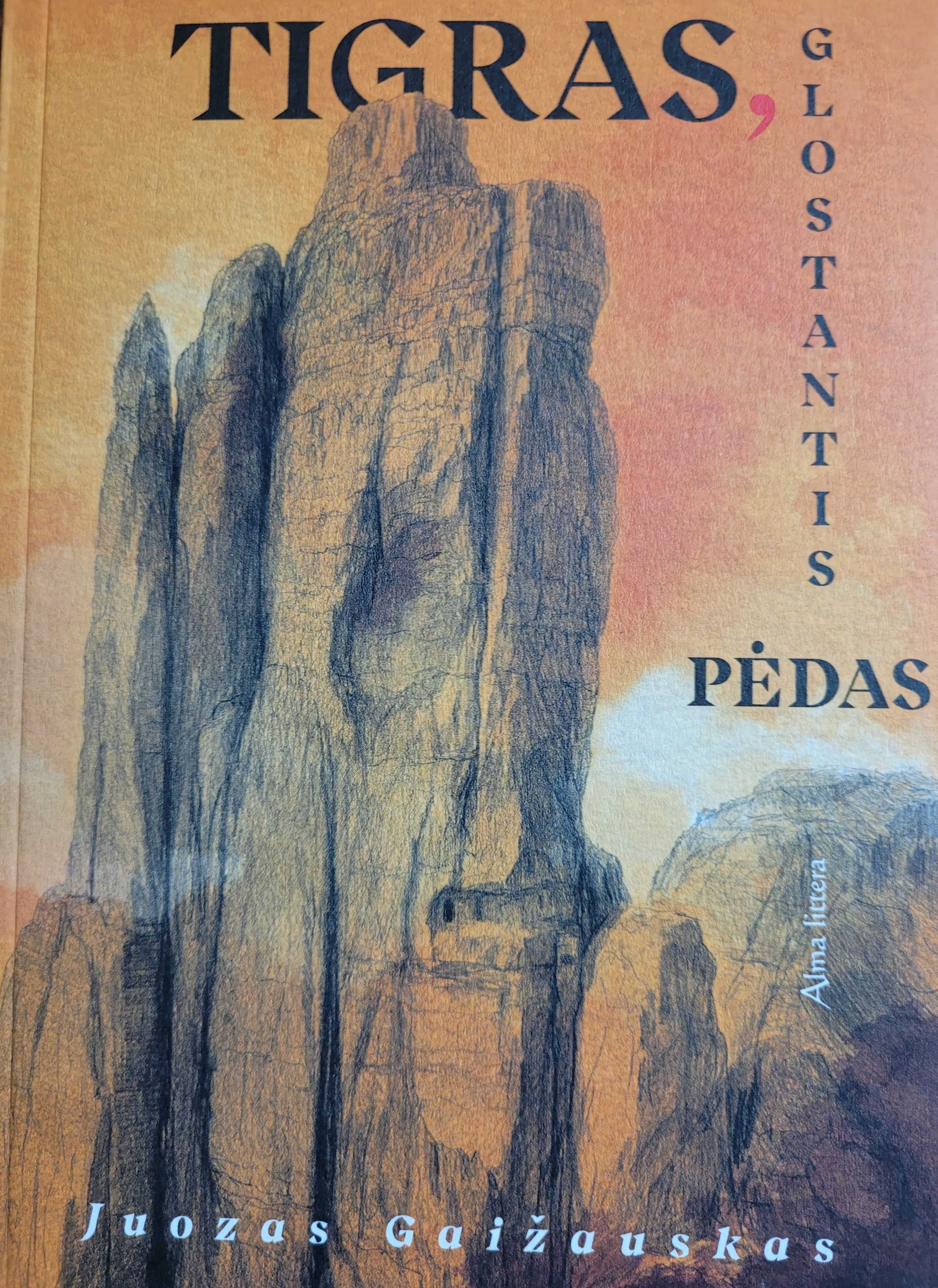 Tigras, glostantis pėdas